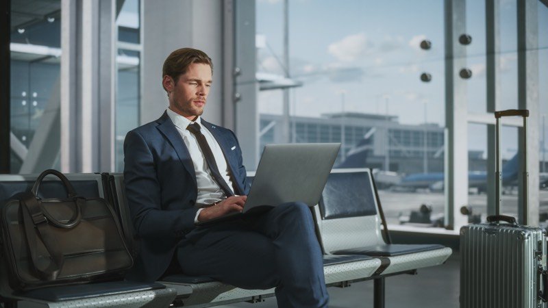 Executivo trabalhando no aeroporto
