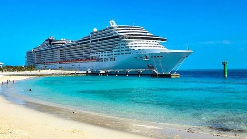 Navio de cruzeiro navegando no mar