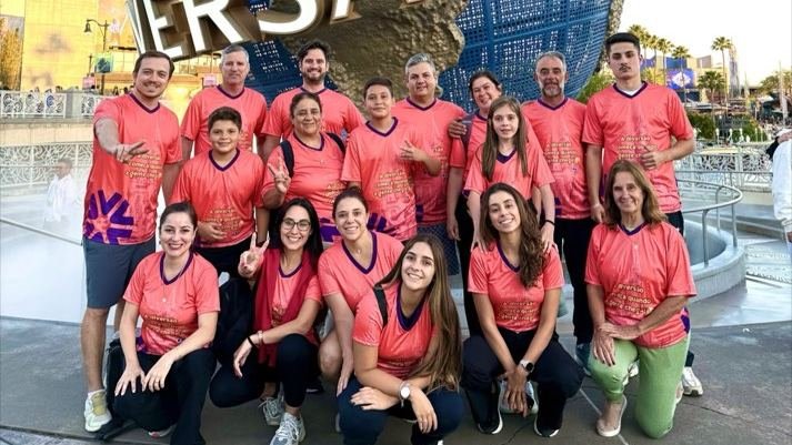 Grupo de amigos viajando na natureza