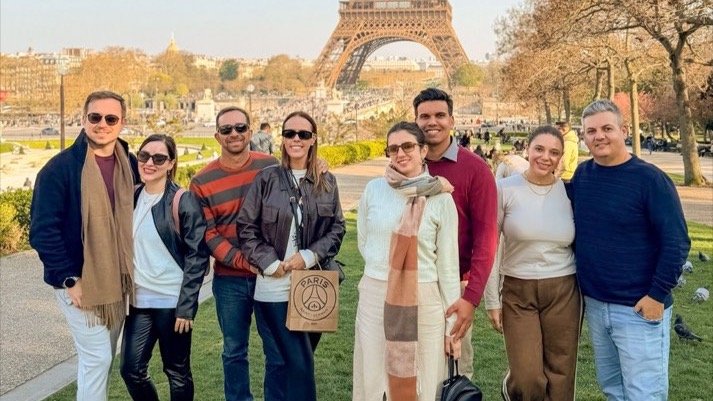 Grupo da A2 na Torre Eiffel, em Paris